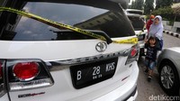 Penyidik Bareskrim Mabes Polri menyita sejumlah unit mobil mewah milik bos First Travel, Andika Surachman dan istrinya, Anniesa Devitasri.