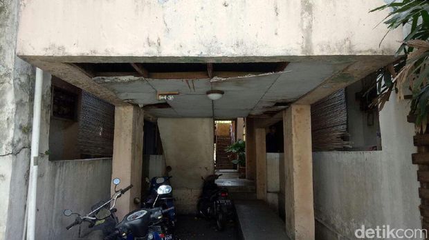 Mes Dirjen Hubla ini tidak terawat dan cat temboknya mengelupas. Plafon juga rusak.