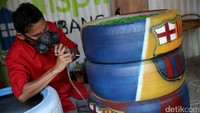 Kursi dan meja itu dibuat dari daur ulang ban bekas.
