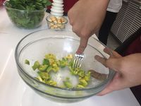 Trik Bikin Sandwich Enak dengan Olesan Alpukat dan Topping Dada Ayam Panggang