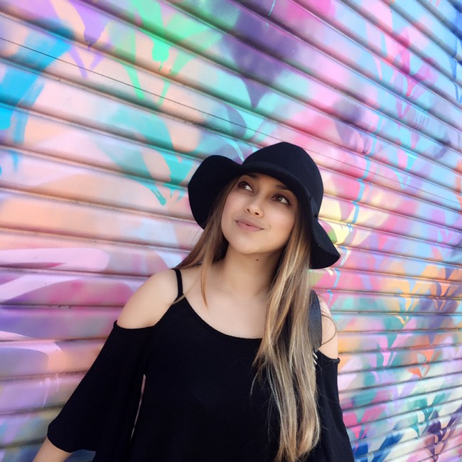 Dalam foto lain, Sarah Azhari kembali tampil modis. Kali ini, ia memadankan atasan berlengan lebar dengan aksen cold shoulder yang sedang tren dengan topi melebar. Wajah Sarah juga cantik dengan riasan minimalis. Foto: Instagram