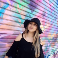 Dalam foto lain, Sarah Azhari kembali tampil modis. Kali ini, ia memadankan atasan berlengan lebar dengan aksen cold shoulder yang sedang tren dengan topi melebar. Wajah Sarah juga cantik dengan riasan minimalis. Foto: Instagram