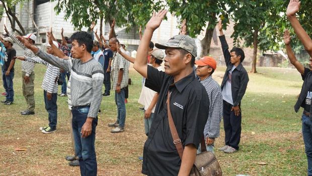 Mereka latihan baris berbaris.