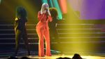Sexy in Red! Penampilan Bebe Rexha di Indonesia