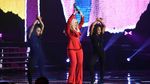 Sexy in Red! Penampilan Bebe Rexha di Indonesia
