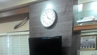 Terdapat sebuah TV yang tertempel di dinding (Foto: dok. Istimewa)