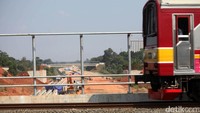 KRL melintas di atas proyek tol Cijago seksi II.