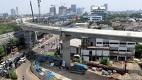 Crane merampungkan pembangunan MRT di kawasan perempatan Fatmawati.