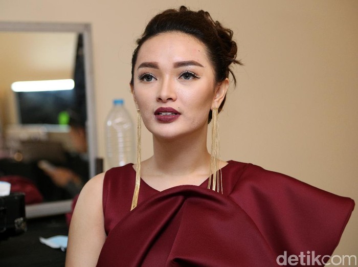 Dinginnya Asmara Zaskia Gotik dan Sang Kekasih