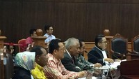 Ikut bergabung pula mantan Sekjen ESDM, Waryono Karno. Waryono divonis korupsi 6 tahun penjara karena membuat kegiatan fiktif dan menyimpang di Kementerian ESDM. Uang miliaran rupiah raib entah ke mana.Yang terakhir adalah mantan Gubernur Papua, Barnabas Saebu. Mengenakan batik warna kuning, ia mengugat aturan pengetatan remisi tersebut. Barnabas harus menghuni penjara selama 8 tahun penjara karena korupsi proyek PLTN bernilai puluhan miliar rupiah