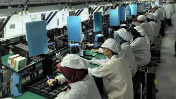 Tahapan di sini adalah masing-masing karyawan akan mencoba semua fitur dari ponsel tersebut. Satu karyawan bisa menghabiskan waktu 20 menit untuk satu unit ponsel. Seleseai diuji maka ponsel akan direset ulang. (Foto: Vivo/teks:Josina)