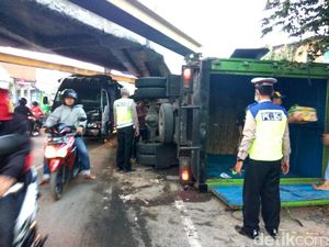 Truk Boks Muat Sabun Terguling Tersangkut Viaduk Gempol