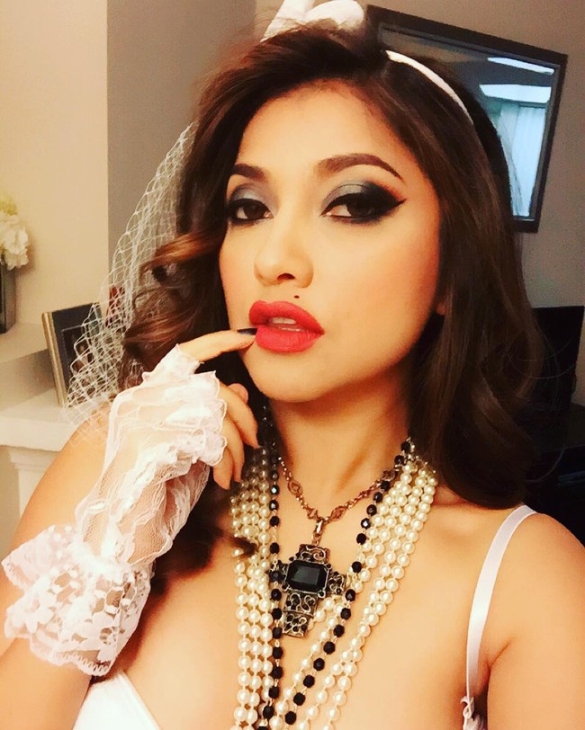 Dalam sebuah pesta Halloween, Sarah terinspirasi gaya Madonna dalam lagu Like a Virgin. Foto: Instagram Sarah Azhari