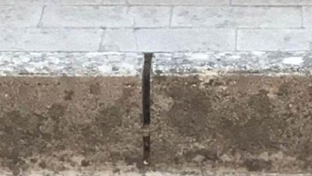 Celah trotoar tempat ditemukannya cincin yang hilang