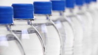 Air minum kemasan botol juga disebut pakar mungkin mengandung mikroplastik, ketika terekspos panas atau botol mengalami tekanan fisik, seperti diremas. Foto: iStock