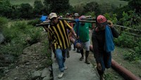 Lokasi pengerjaan di dusun Panassang terbilang cukup sulit. Jalan dengan sudut kemiringan 60 derajat dan tidak bisa dilalui oleh kendaraan tidak menyurutkan semangat pegawai PLN yang bergotong royong dengan masyarakat sekitar melakukan pekerjaan pemancangan tiang. (Dok. PLN)