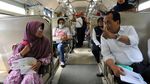 Menhub Naik Kereta Kelas Ekonomi Bareng Istri