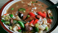 Nah ini yang langka. Tongseng berkuah hangat ini ternyata enak juga dipadu dengan potongan jengkol. Cocok disantap dengan nasi hangat. Langsung saja cicip ke Republik Jengkol. Foto: Istimewa