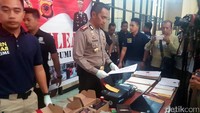 Polisi menyita barang bukti antara lain satu unit komputer berikut printer, ratusan stempel sejumlah perguruan tinggi dan pemerintahan, blangko ijazah, beberapa lembar ijazah yang sudah jadi, dan hardisk eksternal berisi data pembuatan ijazah.