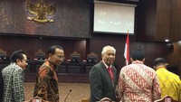 Mantan Menteri Agama Suryadharma Ali juga ikut bergabung dalam gugatan tersebut. Mengenakan batik warna cokelat lengan panjang, ia juga menilai aturan pengetatan remisi tidak tepat.  SDA, demikian ia disapa, juga dihukum 10 tahun penjara karena terbukti korupsi menyalahgunakan dana haji 2010-2013 dan dana operasional menteri