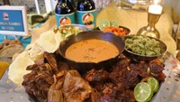 Tak lengkap rasanya jika pesta pernikahan tidak mencicip kambing guling. Daging kambing muda yang dibakar memiliki tekstur empuk dan makin enak disajikan bersama dengan lontong serta sambal bumbu kecap! Foto: Ilustrasi detikFood