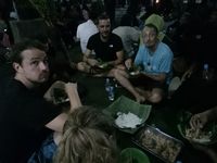 Bule Eropa Menikmati Pecel Pitik Di Ritual Tumpeng Sewu 2017