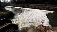 Permukaan sungai tampak dipenuhi oleh buih putih.