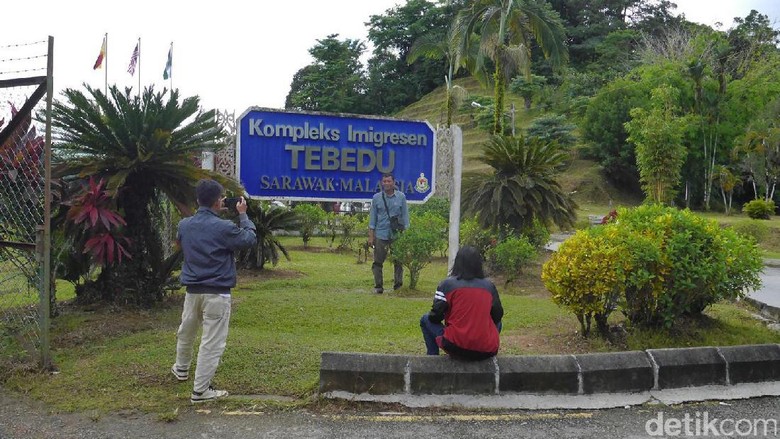Foto: Traveler berfoto di area pos lintas batas Tebedu (Kurnia/detikTravel) Foto: Traveler berfoto di area pos lintas batas Tebedu (Kurnia/detikTravel)