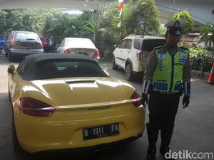 Porsche Kuning yang Berkeliaran di Jalan Sudah Diblokir KPK sejak 2014