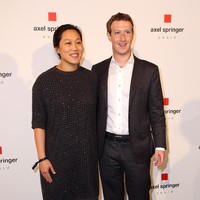 Priscilla dan suaminya Mark Zuckerberg sama-sama beruntung menemukan satu sama lain. Apalagi mereka dikenal sama-sama pintar dan memiliki jiwa sosial tinggi. Sebagai istri, dokter anak itu pun selalu mendukung pemilik jejaring sosial Facebook yang punya kekayaaan bersih US$ 66 juta (Rp 912 miliaran) ini. Pasangan suami istri lulusan Harvard University yang menikah di 2012 telah memiliki dua anak. Foto: Adam Berry/Getty Images