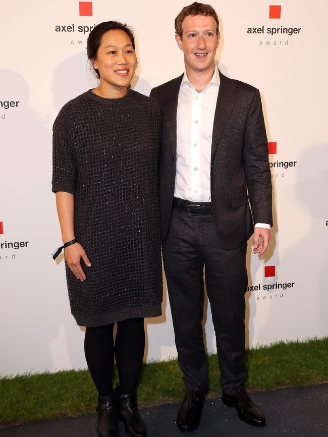 Priscilla dan suaminya Mark Zuckerberg sama-sama beruntung menemukan satu sama lain. Apalagi mereka dikenal sama-sama pintar dan memiliki jiwa sosial tinggi. Sebagai istri, dokter anak itu pun selalu mendukung pemilik jejaring sosial Facebook yang punya kekayaaan bersih US$ 66 juta (Rp 912 miliaran) ini. Pasangan suami istri lulusan Harvard University yang menikah di 2012 telah memiliki dua anak. Foto: Adam Berry/Getty Images