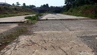 Sebagian ruas jalan telah dicor dan dilapisi dengan beton.