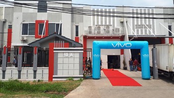 Pabrik Vivo ini terletak di kawasan Cikupa, Tangerang, Banten. Di pintu masuk utama ada balon berukuran besar bertulisan Vivo berwarna biru. (Foto: Vivo/teks:Josina)