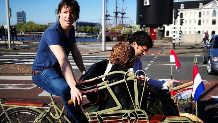 Bule Ganteng Bawa Becak dari Yogya, Narik Penumpang di Belanda