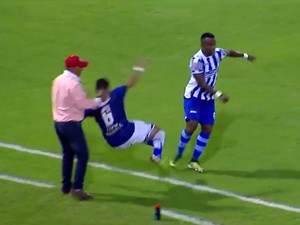 Apes! Pelatih Sepakbola Ini Masuk RS Usai Terhantam Pemain Sendiri