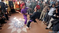 Disana ratusan pengantin juag disambut oleh kesenian palang pintu khas Betawi.
