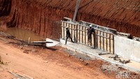 Pekerja sedang membuat dinding tol Cijago.