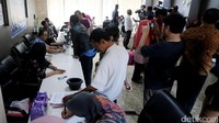 Setelah itu, korban menyampaikan permohonan kepada petugas agar dicarikan paspor miliknya. Dikarenakan jumlah paspor begitu banyak, petugas memerlukan waktu dalam mencari paspor yang diminta.