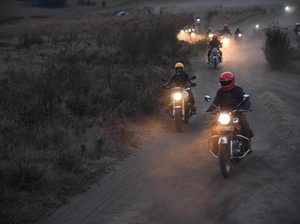 Kisah Tegang SelebritI Jelajahi Bromo di simPATI Motorbaik 2017