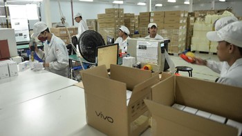 Satu box berisi 10 ponsel, selesai dipacking makan akan diletakkan di gudang khusus penyimpanan, untuk selanjutnya didistribusikan ke pasar. (Foto: Vivo/teks:Josina)