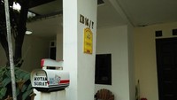 Rumah Tonny bagian depan lebarnya sekitar 15 meter. erdapat dua pintu masuk yakni di bagian tengah dan bagian kanan rumah. Kedua pintu berwanarna coklat itu tertutup rapat. (Foto: Ahmad Bil Wahid/detikcom)
