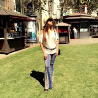 Selain wajah yang tetap cantik di usia 40, tampilan Sarah Azhari semakin tampak awet muda dengan gaya busana kekinian. Tengok saja gayannya ketika sedang berlibur ke luar negeri berikut. Foto: Instagram