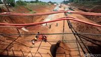 Sebagian jalan yang telah diratakan belum dicor.