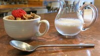 D bar di Hotel Vermont Burlington, cocktail disajikan dengan semangkuk sereal. Breakfast of champions dalam kendi mini berisi susu yang telah diinfus dengan white vodka Vermont dan kue apel Vermont Ice.