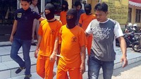 Empat tersangka tersebut diganjar Pasal 253, 266, dan 56 KUHPidana yang ancaman hukumannya di atas lima tahun penjara.
