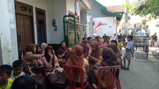 Teman-teman Ayub yang datang ke rumah duka