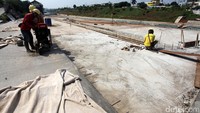 Pekerja membeton jalan.