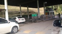 Jalur pejalan kaki menuju pemeriksaan imigrasi di Kompleks Imigresen (CIQ) Tebedu Malaysia (Danu Damarjati/detikcom)