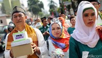 Ratusan pengantin tersebut terdiri dari berbagai macam kalangan usia.