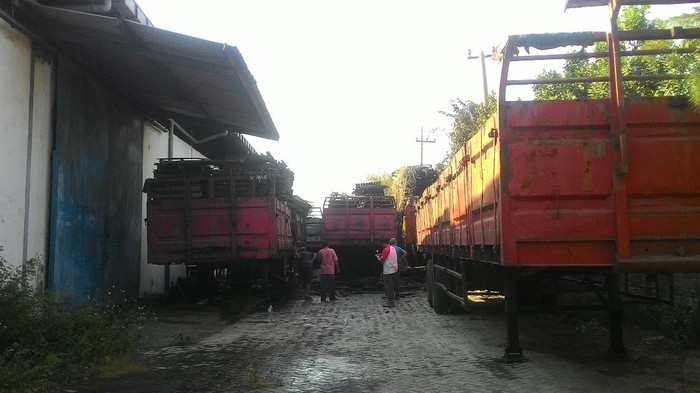 Tumpukan Palet Kayu Terbakar di Kawasan Depo Kontainer